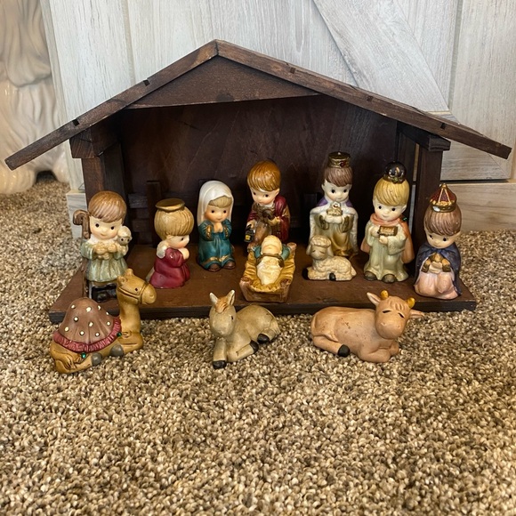 1970s Trimmings Etc Porcelain religious thirteen piece Christmas nativity - Picture 2 of 14